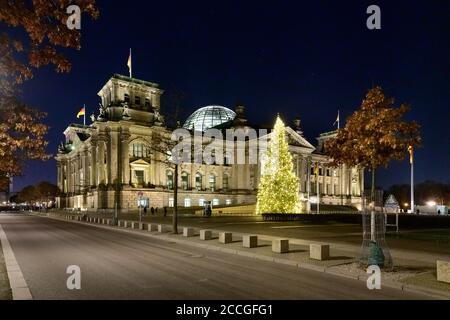 Deutschland, Berlin, Reichstagsgebäude mit Weihnachtsbaum. Stockfoto