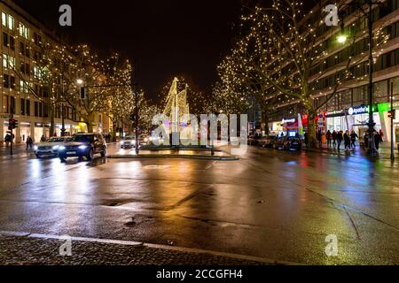 Deutschland, Berlin, Kurfürstendamm mit Weihnachtsbeleuchtung / Dekoration. Stockfoto