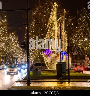 Deutschland, Berlin, Kurfürstendamm mit Weihnachtsbeleuchtung / Dekoration. Stockfoto