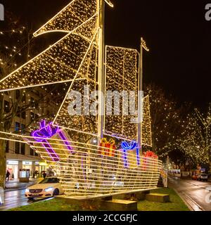 Deutschland, Berlin, Kurfürstendamm mit Weihnachtsbeleuchtung / Dekoration. Stockfoto