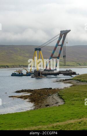 Die Buchan Alpha stillgelegt Ölplattform, die bei der Demontage auf Grund auf dem Ufer von Shetland laufen, wenn sie sich von ihren Anlegeplätzen. Stockfoto