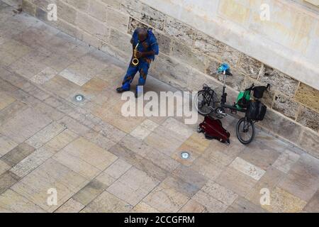 Blues-Busker spielt Saxophon in Sevilla Stockfoto