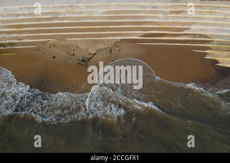 Wasserwellen korrodieren Steinstufen, Draufsicht Stockfoto