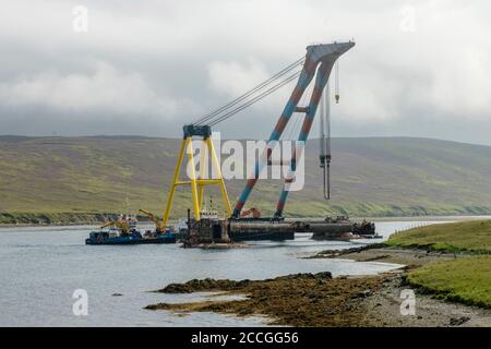 Die Buchan Alpha stillgelegt Ölplattform, die bei der Demontage auf Grund auf dem Ufer von Shetland laufen, wenn sie sich von ihren Anlegeplätzen. Stockfoto