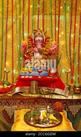 Beawar, Rajasthan, Indien, Aug 22, 2020: Idol von Lord Ganesha (Elefantenkopf-Gottheit) in einem Haus anlässlich des Ganesh Chaturthi Festivals inmitten COVID-19 in Beawar. Ganesh Chaturthi oder Vinayaka Chaturthi ist ein hinduistisches Festival, das die Ankunft von Ganesh zur Erde vom Kailash Berg mit seiner Mutter Göttin Parvati feiert. Das Festival ist geprägt von der Installation von Ganesh-Tonidolen privat in Häusern oder öffentlich auf aufwendigen Pandalen (temporäre Bühnen). Kredit: Sumit Saraswat/Alamy Live Nachrichten Stockfoto