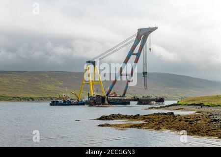 Die Buchan Alpha stillgelegt Ölplattform, die bei der Demontage auf Grund auf dem Ufer von Shetland laufen, wenn sie sich von ihren Anlegeplätzen. Stockfoto