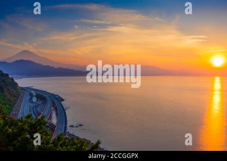 Sonnenaufgang mit Blick auf Mt. Fuji im Norden, Suruga Bay, Route #1 Highway, Tomei Expressway und JR Tokaido Line vom Satta-TOGE Pass in Shizuo aus gesehen Stockfoto