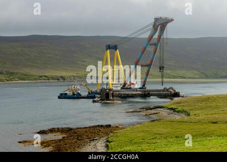 Die Buchan Alpha stillgelegt Ölplattform, die bei der Demontage auf Grund auf dem Ufer von Shetland laufen, wenn sie sich von ihren Anlegeplätzen. Stockfoto