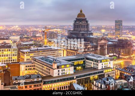 Brüssel, Belgien Stadtbild im Palais de Justice in der Abenddämmerung. Stockfoto