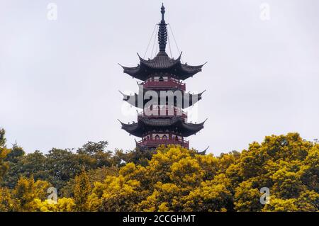 Eine traditionelle chinesische Pagode eingebettet zwischen den Bäumen in Shaoxing China, Provinz Zhejiang. Stockfoto