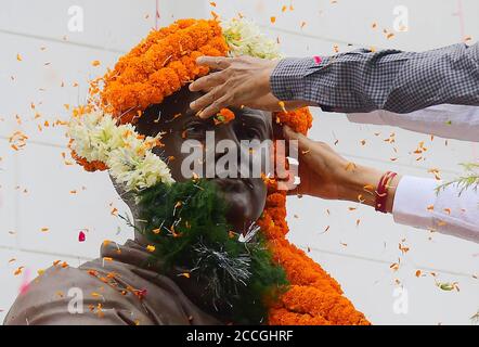 Kongressführer zollen dem ehemaligen Premierminister Rajiv Gandhi anlässlich seines 76. Geburtstages vor dem Kongress Bhawan in Agartala, Tripura, Indien, Tribut. Stockfoto