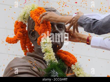 Kongressführer zollen dem ehemaligen Premierminister Rajiv Gandhi anlässlich seines 76. Geburtstages vor dem Kongress Bhawan in Agartala, Tripura, Indien, Tribut. Stockfoto