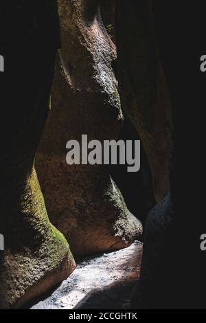Vertikale Aufnahme von großen Steinen mit Moos bedeckt Stockfoto