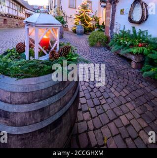 Deutschland, Rheinland-Pfalz, Südpfalz, Gleiszellen-Gleishorbach, Weihnachtsdekoration im Stadtteil Gleiszellen, Winzergasse. Stockfoto