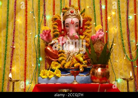 Beawar, Rajasthan, Indien, Aug 22, 2020: Idol von Lord Ganesha (Elefantenkopf-Gottheit) in einem Haus anlässlich des Ganesh Chaturthi Festivals inmitten COVID-19 in Beawar. Ganesh Chaturthi oder Vinayaka Chaturthi ist ein hinduistisches Festival, das die Ankunft von Ganesh zur Erde vom Kailash Berg mit seiner Mutter Göttin Parvati feiert. Das Festival ist geprägt von der Installation von Ganesh-Tonidolen privat in Häusern oder öffentlich auf aufwendigen Pandalen (temporäre Bühnen). Kredit: Sumit Saraswat/Alamy Live Nachrichten Stockfoto