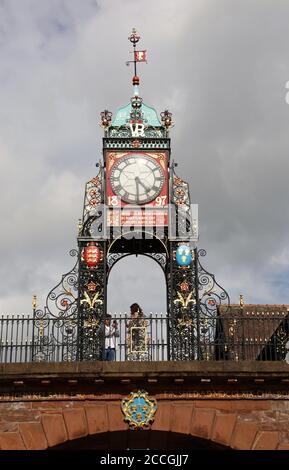 Touristen, die ein Foto bei Eastgate Clock in Chester machen Stockfoto