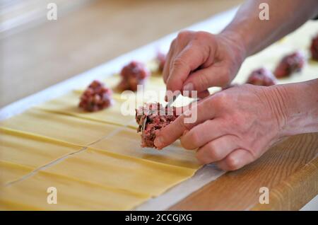 Produktion schwäbischer Knödel, Fleischfüllung wird portioniert, Stuttgart, Baden-Württemberg, Deutschland Stockfoto