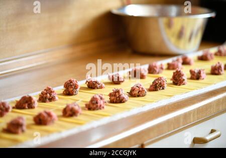 Herstellung schwäbischer Knödel, Teile der Fleischfüllung liegen auf Teig, Stuttgart, Baden-Württemberg, Deutschland Stockfoto