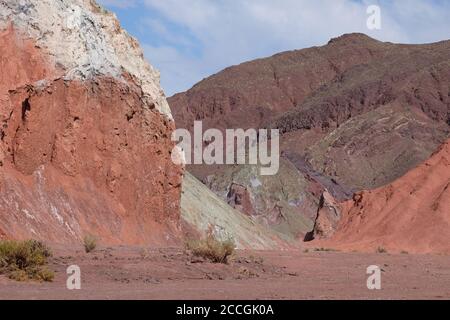 Valle del Arcoiris - Rainbow Valley - hoch in der Atacama Wüste hat eine herrlich bunte Palette von Felsen. Stockfoto