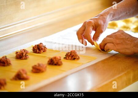 Herstellung schwäbischer Knödel, Fleischfüllung in Teig verpackt, Stuttgart, Baden-Württemberg, Deutschland Stockfoto