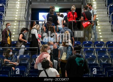 22. August 2020, Sachsen, Leipzig: Testpersonen eines Großexperiments der Universitätsmedizin Halle/Saale werden vor einem Ausgang in der Arena Leipzig eingeklemmt. Rund 2200 Besucher nehmen an dem Experiment 'Restart-19' Teil, bei dem Popsänger Tim Bendzko auftreten wird. Die Wissenschaftler wollen mit Sensoren und anderen Hilfsmitteln ihre Gehwege überwachen, und fluoreszierendes Desinfektionsmittel soll sichtbar machen, welche Oberflächen besonders häufig berührt werden. Auch der Flug von Aerosolen - den kleinsten Gemischen von Partikeln, die das Virus tragen können - wird verfolgt. Ziel ist es, eine Mathe zu entwickeln Stockfoto