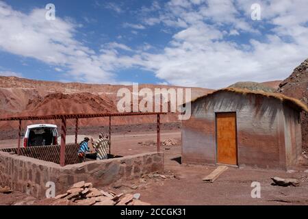 Picknick auf dem dafür vorgesehenen Platz, während Sie die exquisiten Farben der mineralischen Felsen des Rainbow Valley, Atacama, Chile, genießen Stockfoto