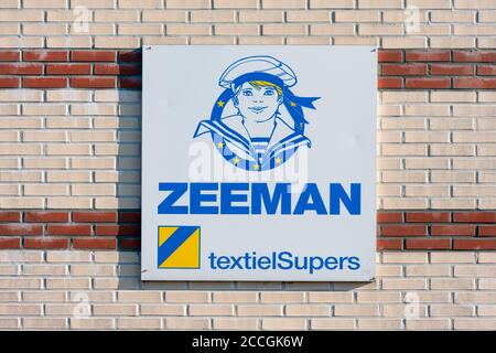 Ziegelwand mit Plakatwand des niederländischen Bekleidungshauses Zeeman Stockfoto