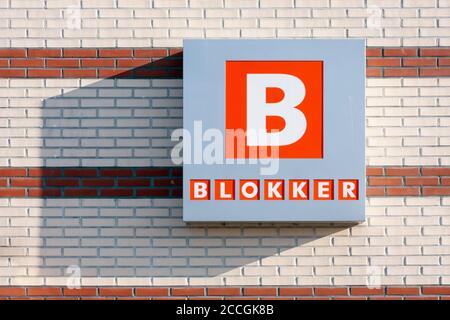 Backsteinmauer mit Plakatwand der holländischen Ladenkette Blokker Stockfoto