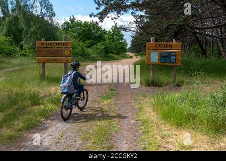 Deutschland, Mecklenburg-Vorpommern, Hiddensee, Junge fährt Fahrrad auf der Gellen, einer Landzunge auf Hiddensee, die zum Vorpommerschen Boddenl gehört Stockfoto