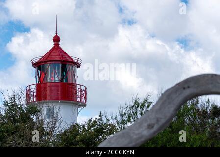 Deutschland, Mecklenburg-Vorpommern, Hiddensee, alter Leuchtturm Gellen auf einer Grasdüne. Sonniger Sommertag. Schöner blauer Himmel mit Wolken im Hintergrund Stockfoto