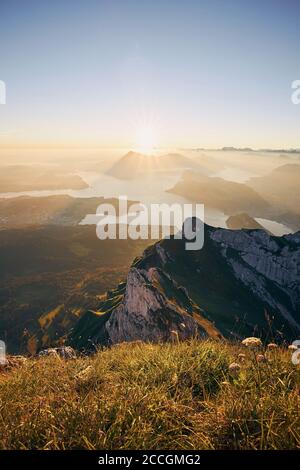 Landschaftlich schöner Blick auf See und Berge gegen wunderschönen Sonnenaufgang. Luzern, Schweiz. Stockfoto