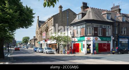 Sommer Blick auf das Postamt und die Geschäfte auf der Main Street, Bingley, West Yorkshire Stockfoto