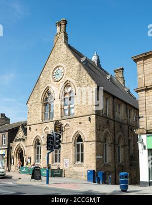 Das Library Tap Pub an der Main Street in Bingley war es Umgebaut aus dem alten Bibliotheksgebäude der Stadt Stockfoto