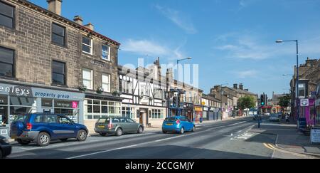 Sommer Blick auf ein Pub und Geschäfte auf der Main Street, Bingley, West Yorkshire Stockfoto