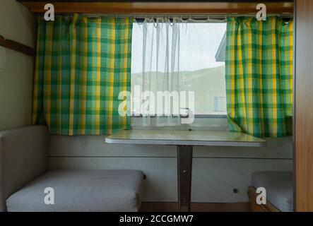 Sitz und Tisch im Inneren des Anhängers. Wohnmobil Innenraum. Wohnwagen Anhänger von großer Größe Stockfoto