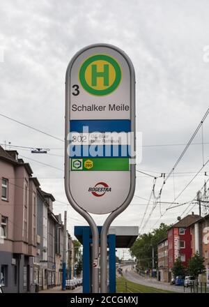 Straßenbahnhaltestelle Schalker Meile, Fanbereich des FC Schalke 04, in Gelsenkirchen, Nordrhein-Westfalen, Deutschland Stockfoto