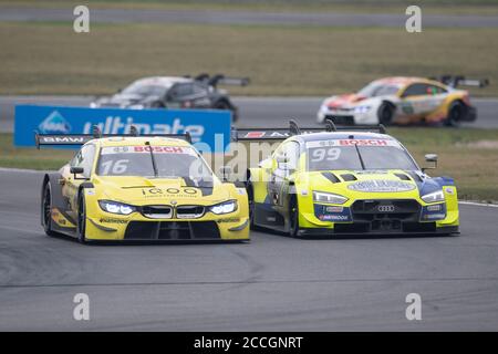 22. August 2020, Brandenburg, Lausitzring: Motorsport: Deutsche Tourenwagen-Masters, 1. Rennen, auf dem Lausitzring: Rennfahrer Timo Glock (l) vom MW Team RMG im BMW M4 wird im Audi RS 5 in einer Kurve neben Mike Rockenfeller vom Audi Sport Team Phoenix fahren. Foto: Sebastian Kahnert/dpa-Zentralbild/dpa Stockfoto