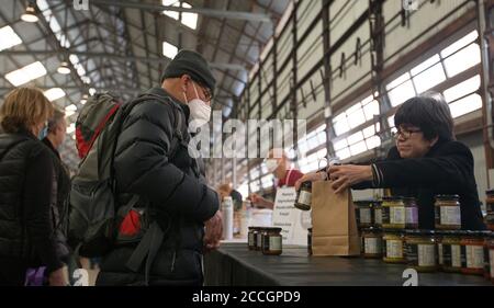 Sydney, Australien. August 2020. Am 22. August 2020 kaufen die Leute auf dem Carriageworks Farmers Market in Sydney, Australien, ein. Carriageworks wurde zwischen 1880 und 1889 als Teil der Eveleigh Railway Workshops gebaut. Im Jahr 2007 wurde das Gelände als Kulturviertel neu entwickelt. Heute ist Carriageworks ein bedeutendes Multi-Arts-Zentrum in Australien. Quelle: Hu Jingchen/Xinhua/Alamy Live News Stockfoto