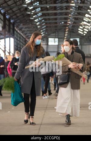 Sydney, Australien. August 2020. Am 22. August 2020 kaufen die Leute auf dem Carriageworks Farmers Market in Sydney, Australien, ein. Carriageworks wurde zwischen 1880 und 1889 als Teil der Eveleigh Railway Workshops gebaut. Im Jahr 2007 wurde das Gelände als Kulturviertel neu entwickelt. Heute ist Carriageworks ein bedeutendes Multi-Arts-Zentrum in Australien. Quelle: Hu Jingchen/Xinhua/Alamy Live News Stockfoto