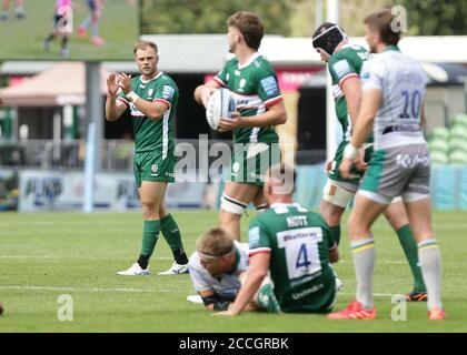 LONDON, ENGLAND. 22. AUGUST 2020 Matt Williams von London Irisch klatscht seine Mannschaftsmater während des Gallagher Premiership-Matches zwischen London Irish und Northampton Saints im Stoop, Twickenham. (Kredit: Jacques Feeney) Gutschrift: MI Nachrichten & Sport /Alamy Live Nachrichten Stockfoto