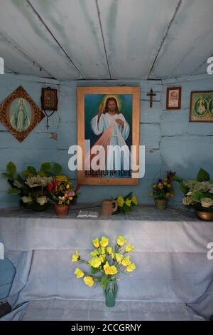 Im Inneren des alten traditionellen Schreins in Kielce, Polen, Europa. Jesus-Bild. Stockfoto