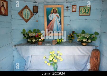 Im Inneren des alten traditionellen Schreins in Kielce, Polen, Europa. Jesus-Bild. Stockfoto