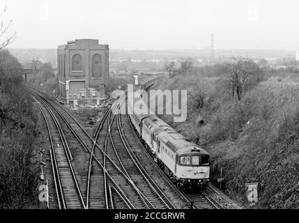 Ein Paar Diesellokomotiven der Baureihe 33 mit den Nummern 33063 und 33050 ‘Isle of Grain’ Working Pathfinder Tours „The Crompton Constructor“ am 28. Dezember 1991 in Dartford Junction. Stockfoto