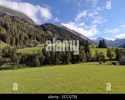 Zu Tuxertal mit Tux Fluss und Zillertaler Alpen in der Nähe von Dorf Juns und Hintertuxer Gletscher im Sommer, Tirol Österreich Europa Stockfoto