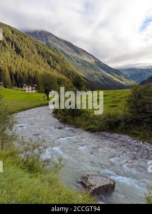 Zu Tuxertal mit Tux Fluss und Zillertaler Alpen in der Nähe von Dorf Juns und Hintertuxer Gletscher im Sommer, Tirol Österreich Europa Stockfoto