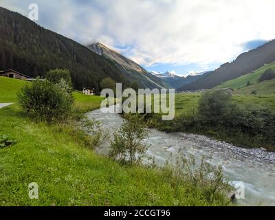 Zu Tuxertal mit Tux Fluss und Zillertaler Alpen in der Nähe von Dorf Juns und Hintertuxer Gletscher im Sommer, Tirol Österreich Europa Stockfoto