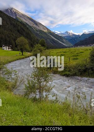 Zu Tuxertal mit Tux Fluss und Zillertaler Alpen in der Nähe von Dorf Juns und Hintertuxer Gletscher im Sommer, Tirol Österreich Europa Stockfoto