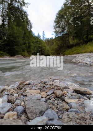 Zu Tuxertal mit Tux Fluss und Zillertaler Alpen in der Nähe von Dorf Juns und Hintertuxer Gletscher im Sommer, Tirol Österreich Europa Stockfoto