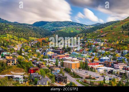 Park City, Utah, USA downtown im Herbst in der Abenddämmerung. Stockfoto