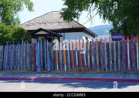 JACKSON HOLE, WY – 1. AUGUST 2020 – Blick auf die westliche Stadt Jackson Hole, Wyoming, USA. Stockfoto